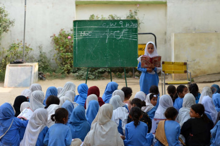 Children attending a classroom in Pakistan, highlighting the country’s ongoing literacy and education challenges.